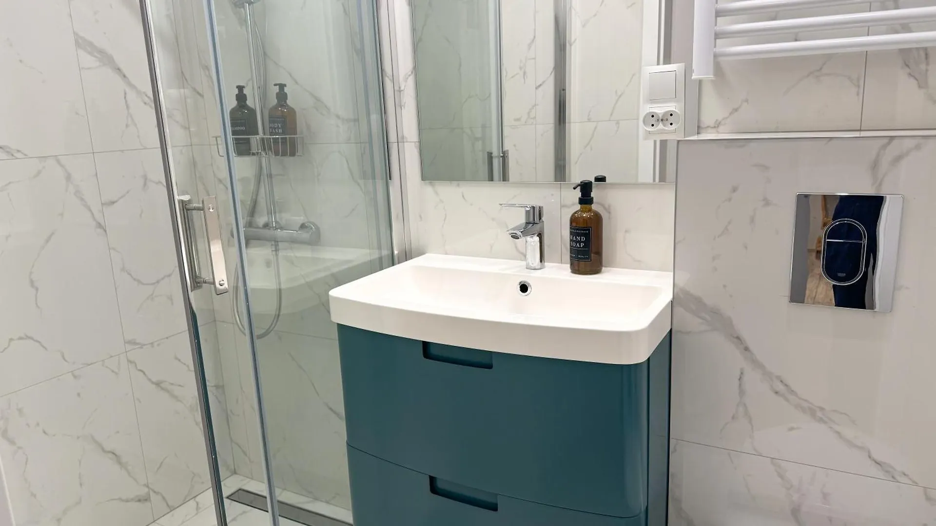 B2 - Noble Room - Warsaw City Haven - Shared Bathroom