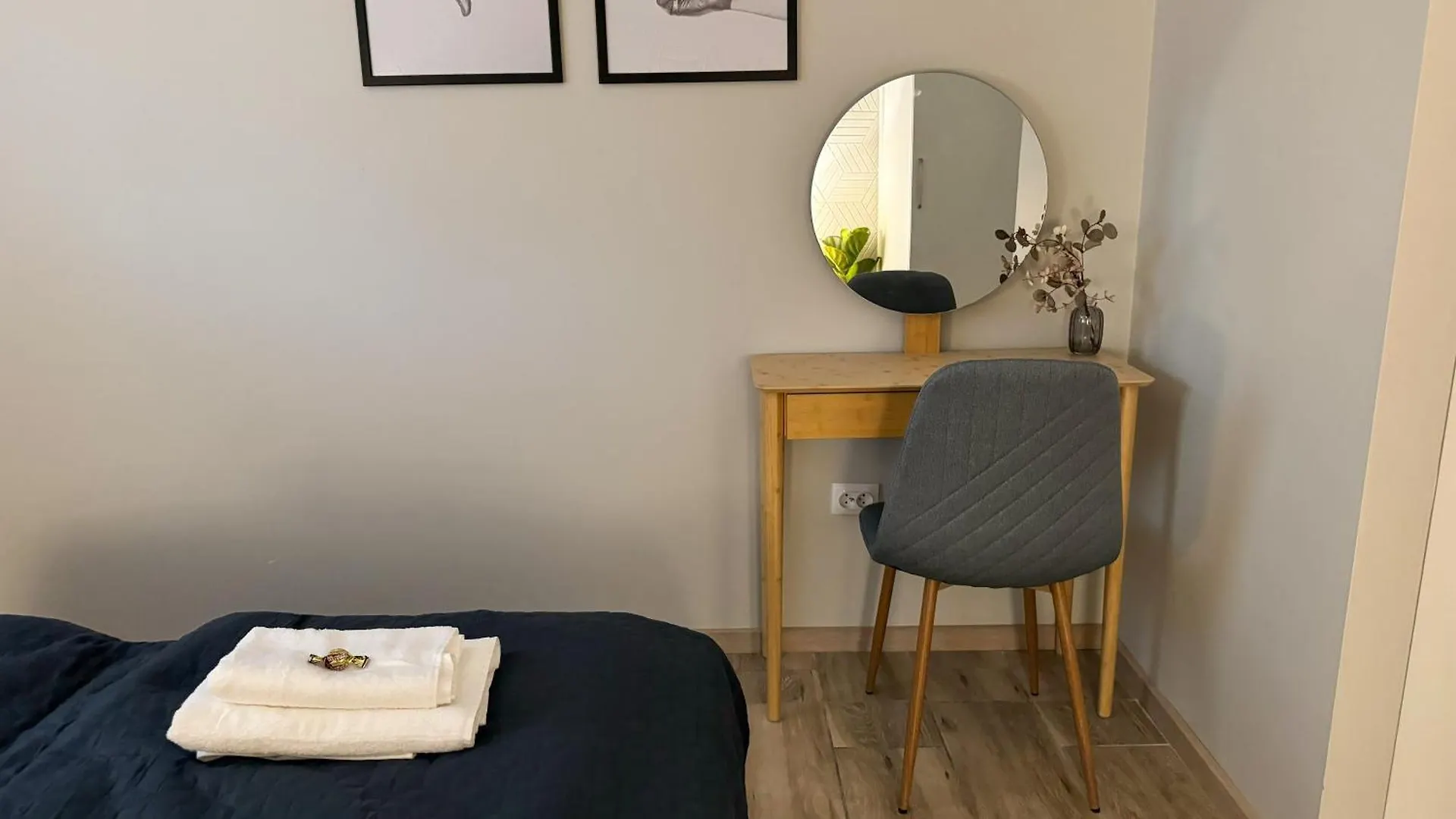 B2 - Noble Room - Warsaw City Haven - Shared Bathroom 0*,