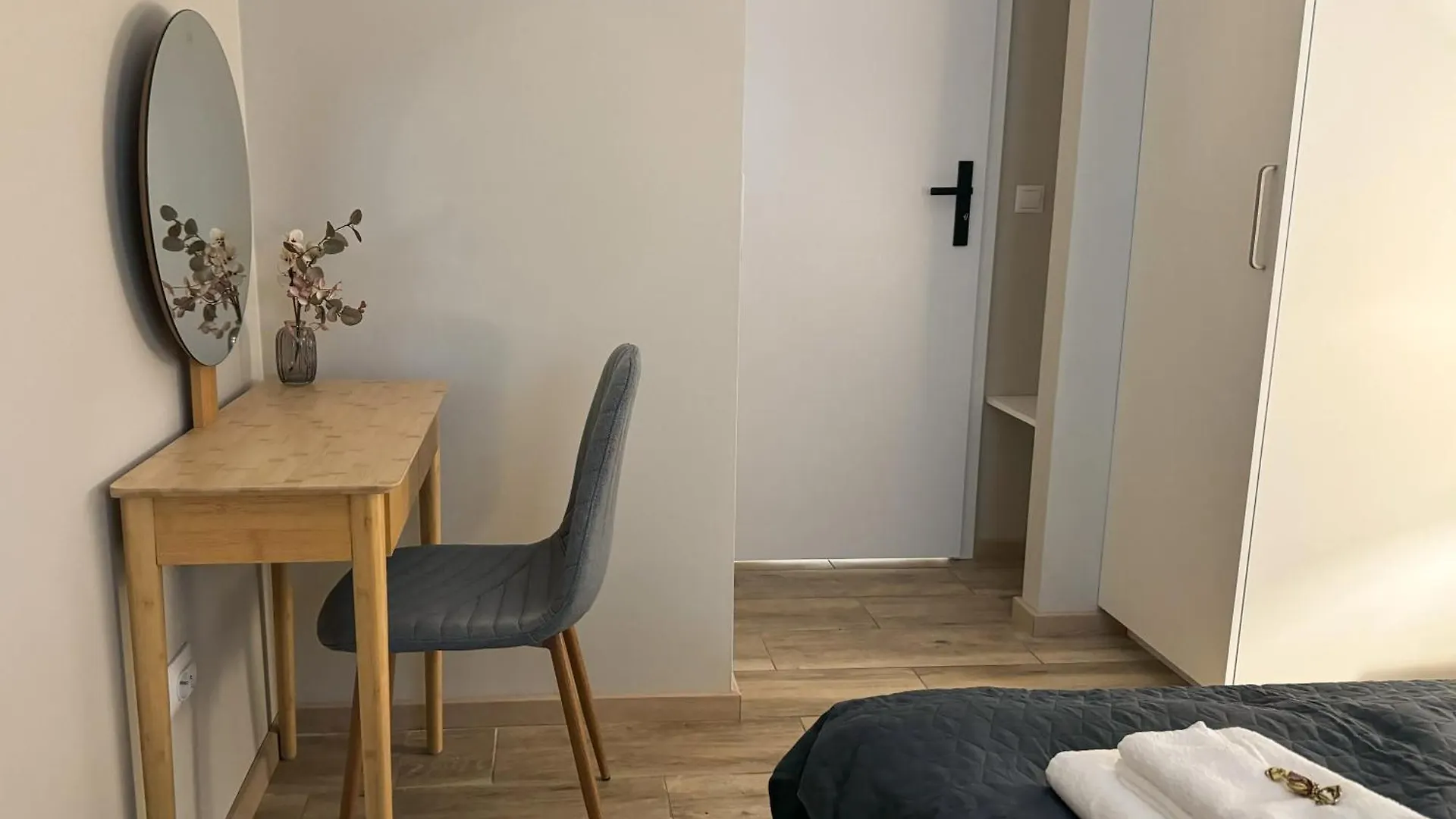 B2 - Noble Room - Warsaw City Haven - Shared Bathroom Apartment